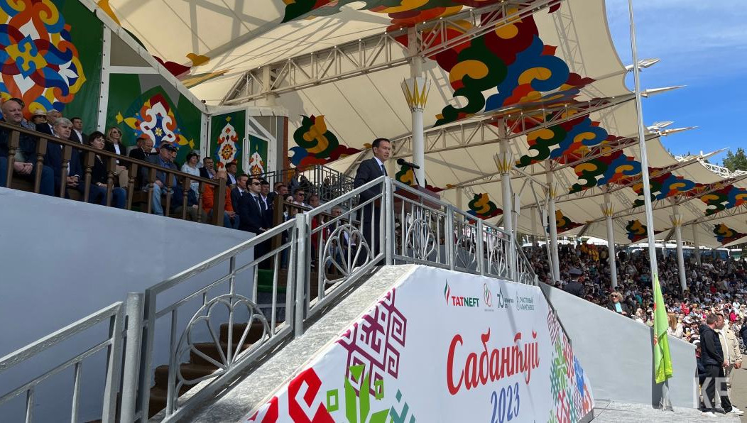 Глава района поблагодарил тружеников села за труд.