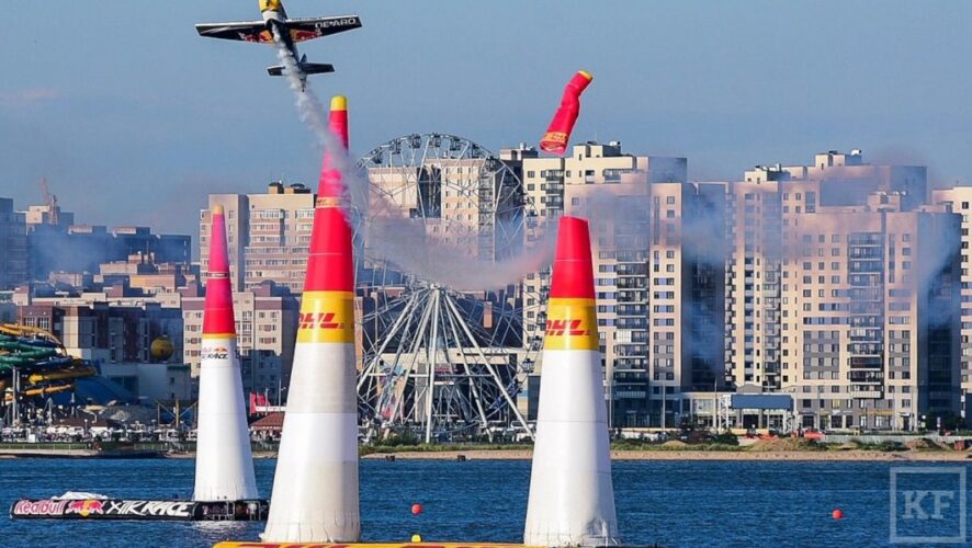 В небе над Казанью состоялись первые официальные полеты пятого этапа чемпионата мира по авиагонкам Red Bull Air Race. Накануне спортивный обозреватель KazanFirst побывал в ангарах у команд. Пилоты отметили сложность казанской трассы