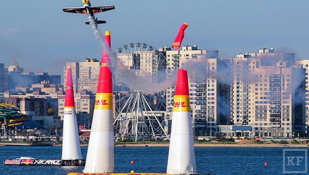 В небе над Казанью состоялись первые официальные полеты пятого этапа чемпионата мира по авиагонкам Red Bull Air Race. Накануне спортивный обозреватель KazanFirst побывал в ангарах у команд. Пилоты отметили сложность казанской трассы