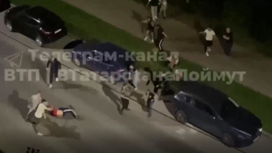 Участниками конфликта стали две компании молодых людей