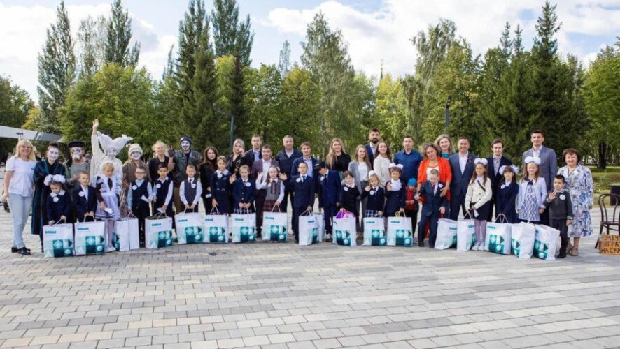 Двадцать дошколят получили наборы-комплекты на первый в их жизни учебный год.