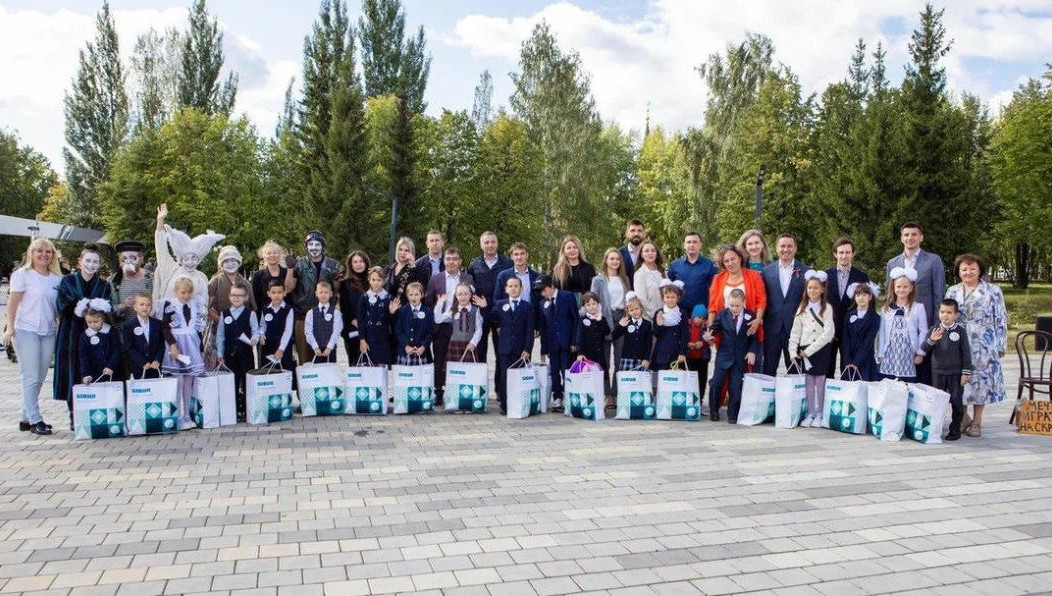 Двадцать дошколят получили наборы-комплекты на первый в их жизни учебный год.