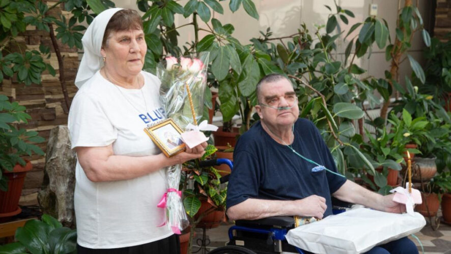 Все правила венчания с вынужденными паузами на подключение и отключения кислородного концентратора были соблюдены.