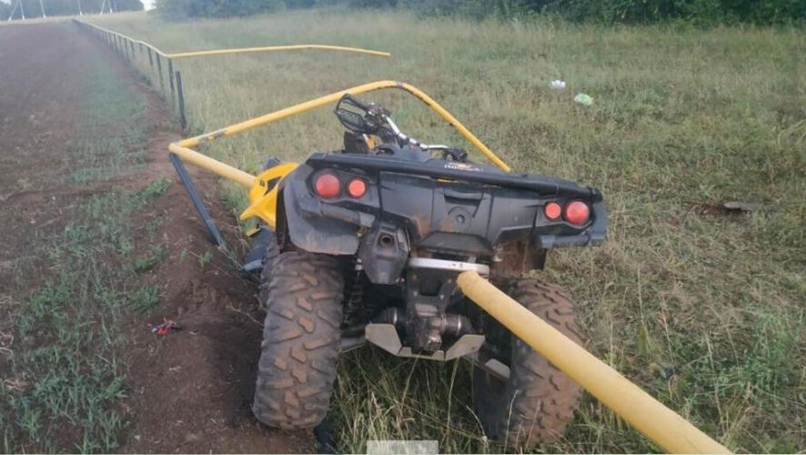 Мужчина влетел на скорости в металлическое ограждение.