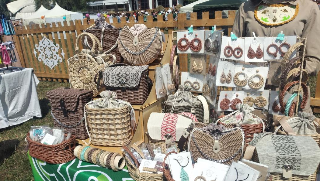 На одной из праздничных площадок прошла ярмарка изделий народных художественных промыслов.