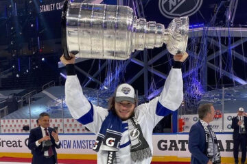 «Тампа» выиграла главный трофей НХЛ. В ее составе сразу четыре россиянина.