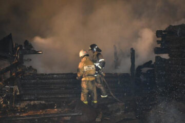 Огонь повредил три дома и надворные постройки на территории шести домовладений.
