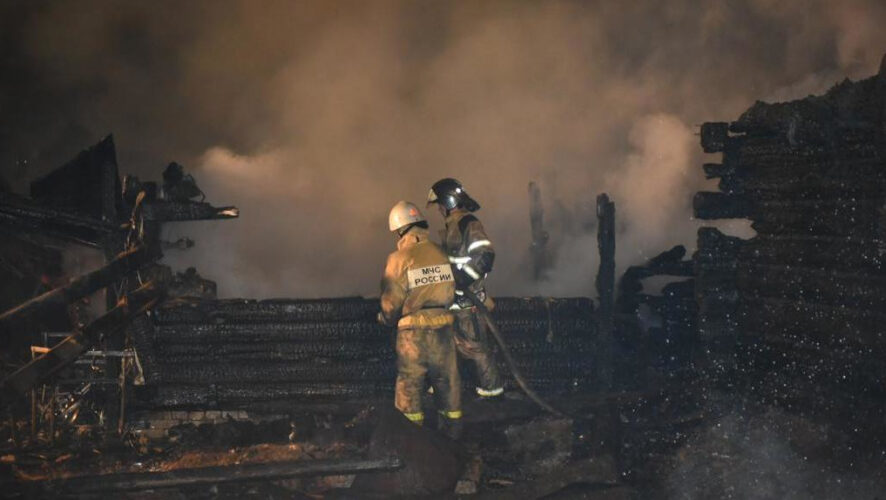 Огонь повредил три дома и надворные постройки на территории шести домовладений.