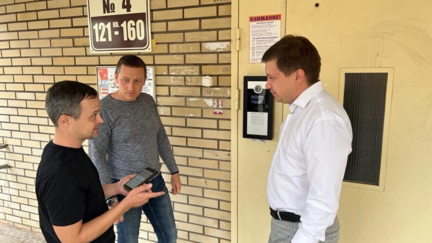 Замена происходит за счет операторов.