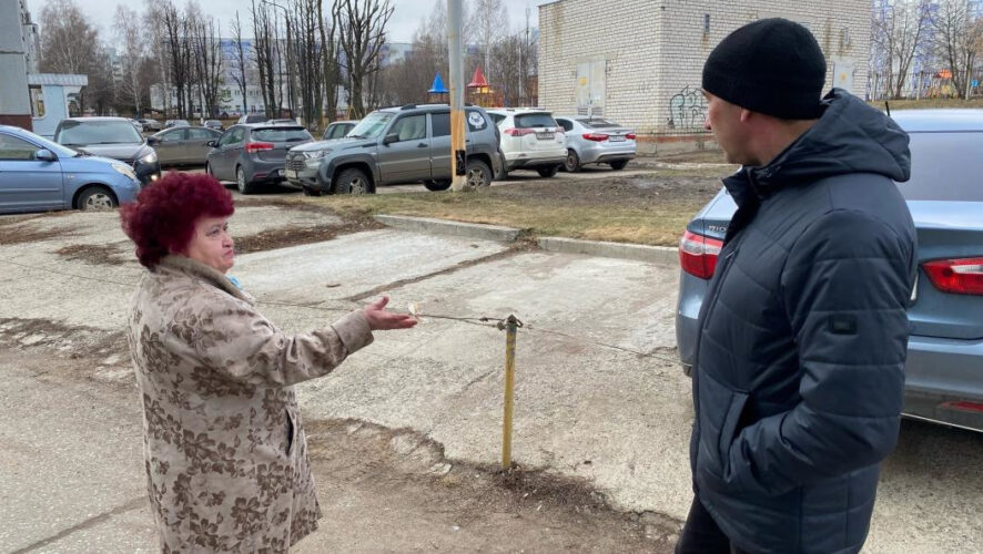 Местные власти пообещали двор вскоре благоустроить.