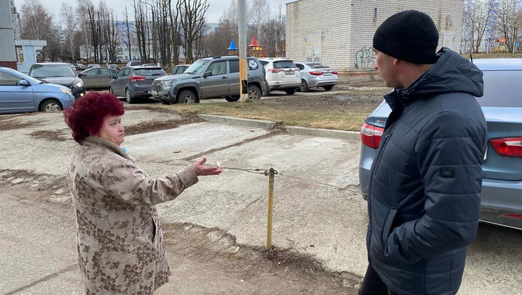 Местные власти пообещали двор вскоре благоустроить.