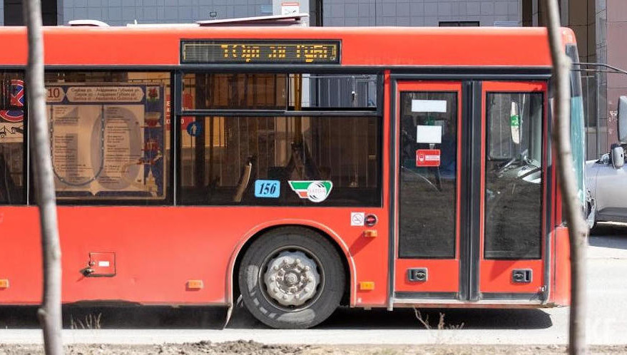 Перевозчики настоятельно рекомендуют пожилым гражданам более внимательно относиться к своему здоровью и не создавать ситуации для падений в салоне автобусов.⠀