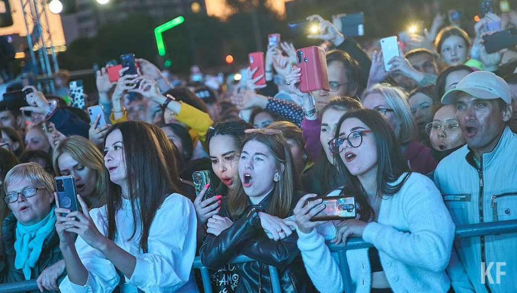 У зрительниц обнаружили эрозию роговицы и химический ожог.