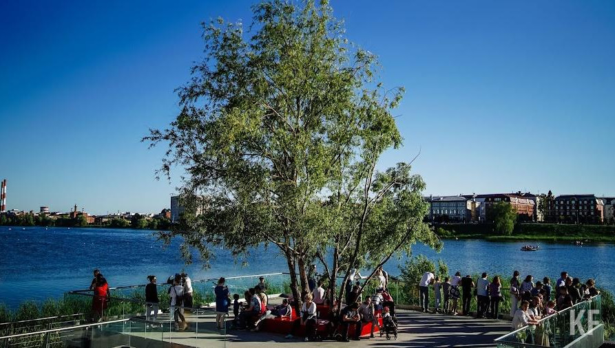 На участке возле театра Камала есть риск обрушения подпорной стены.