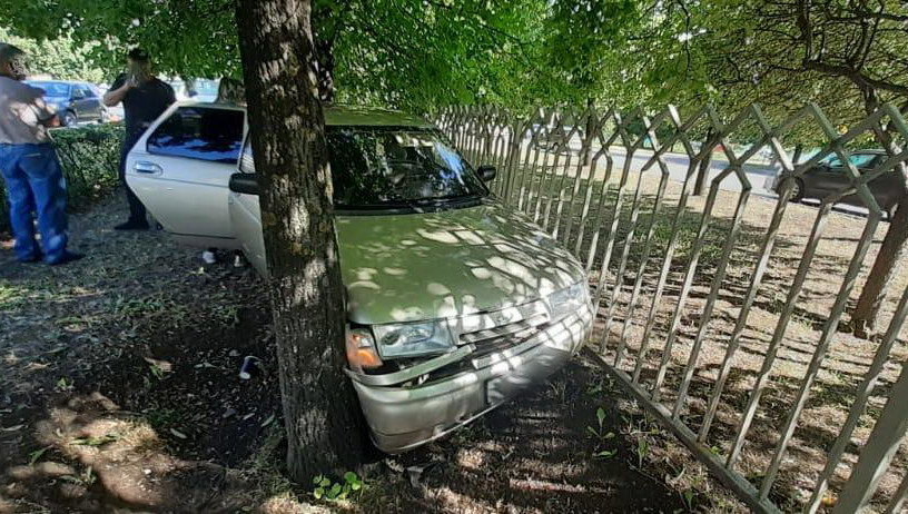 С места аварии малыша увезли на скорой.
