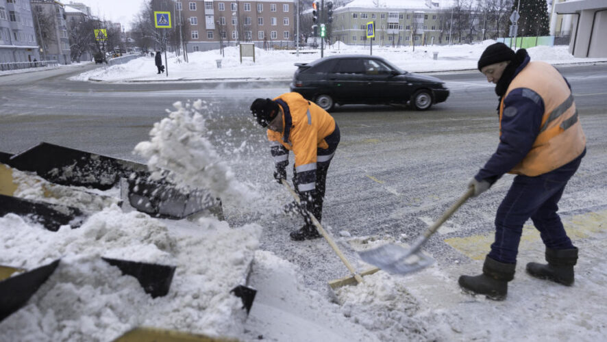 Горожан призвали не мешать дорожным службам расчищать дворы от снега.