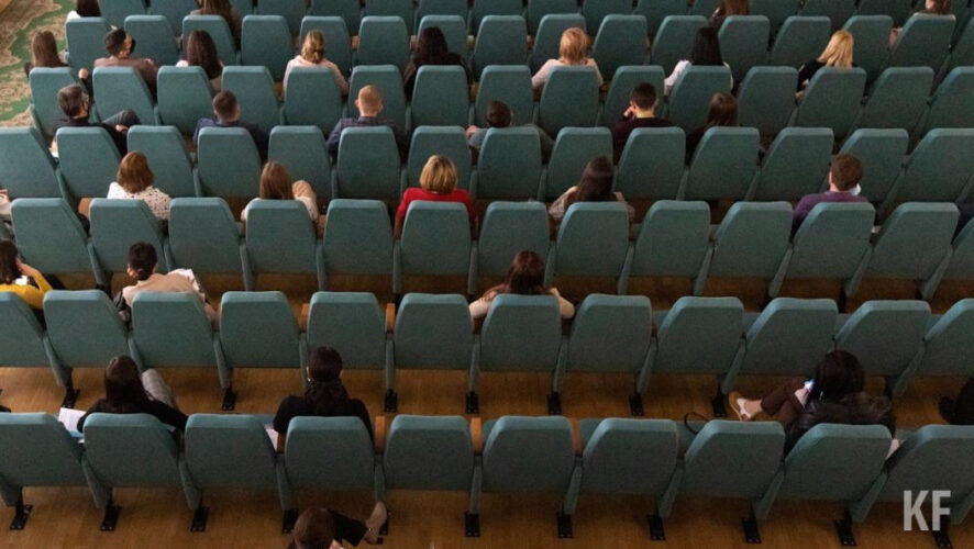 Инструмент сделан из&nbsp;из&nbsp;танзанийского черного дерева.