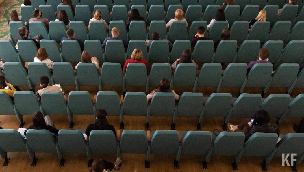 Инструмент сделан из из танзанийского черного дерева.