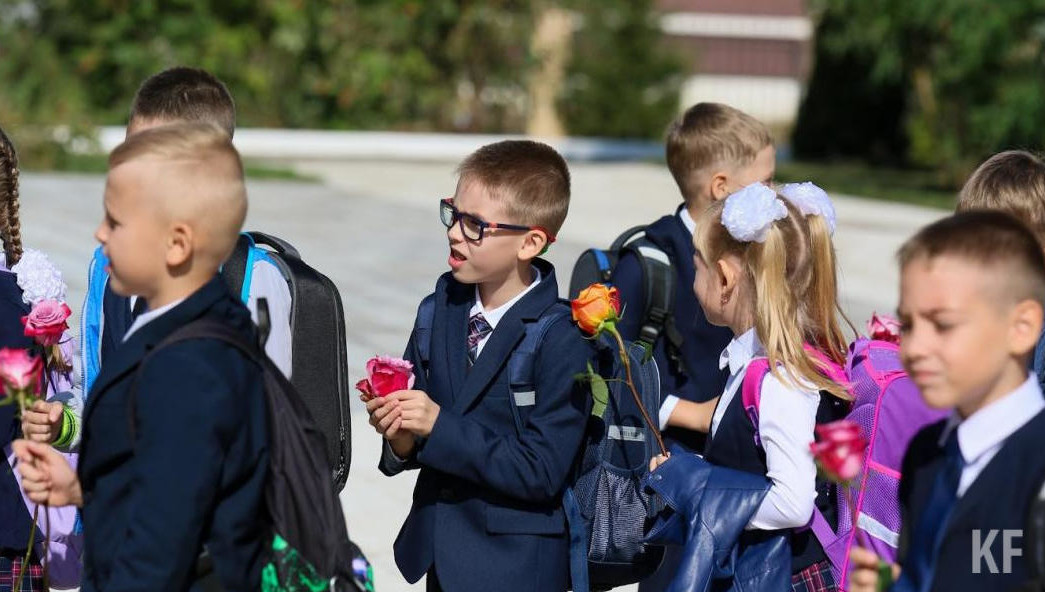 В среднем родители потратили 13 500 рублей.