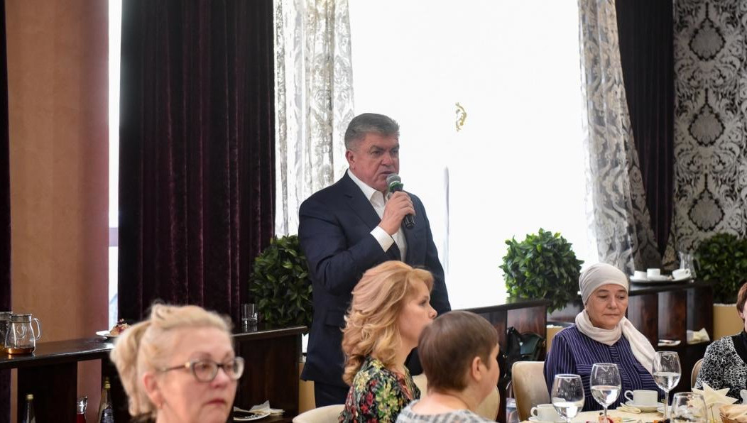 Женщинам дарили цветы и торты.