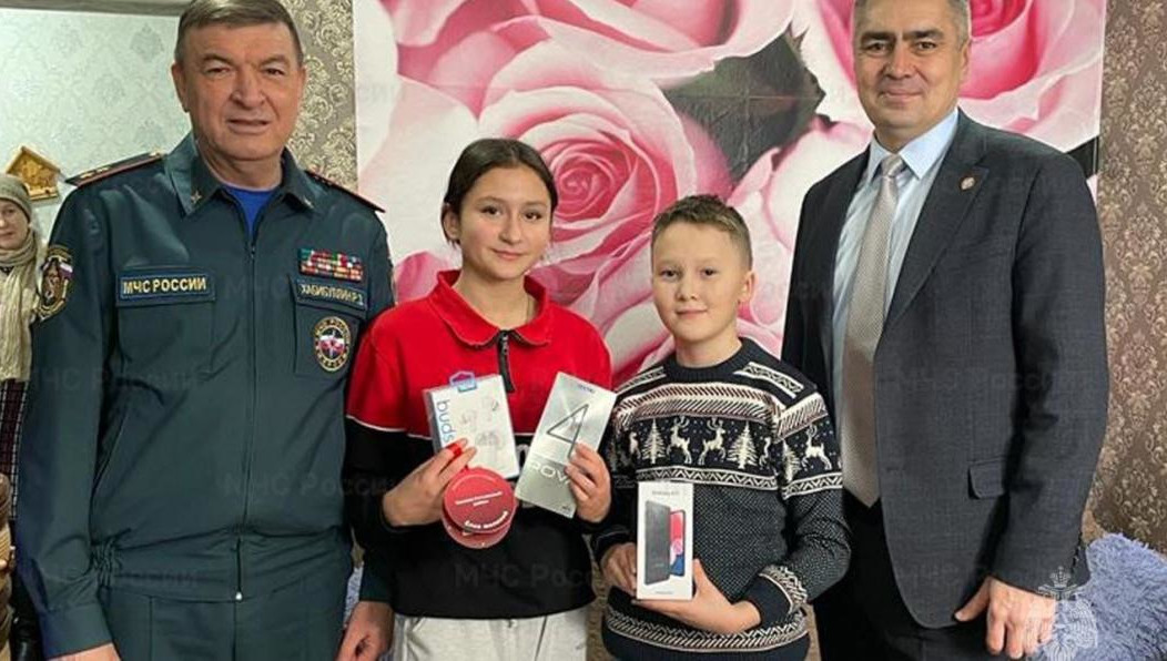 Рафис Хабибуллин снял с «Ёлки желаний» шар-открытку 14-летней Айзили из пгт Камское Устье