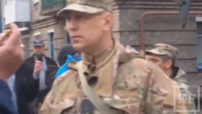 Возле областного военкомата в Донецке жители города перекрыли дорогу автобусу с вооруженными людьми в форме натовского образца без опознавательных знаков