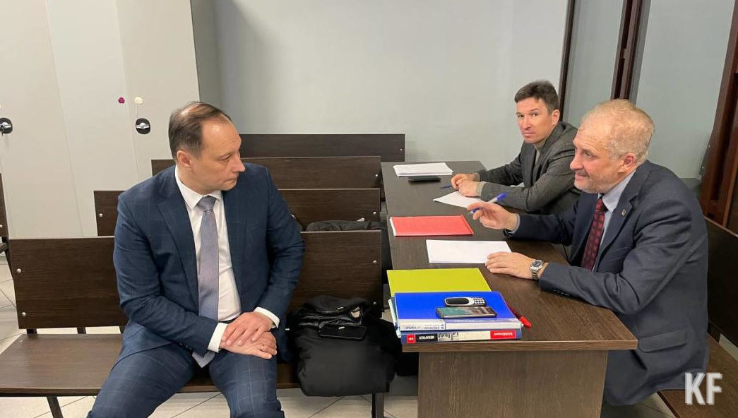 Ему вменяют мошенничество и служебный подлог.