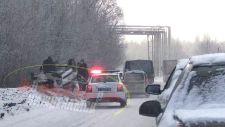 Поставить машину на колеса помогали неравнодушные водители.