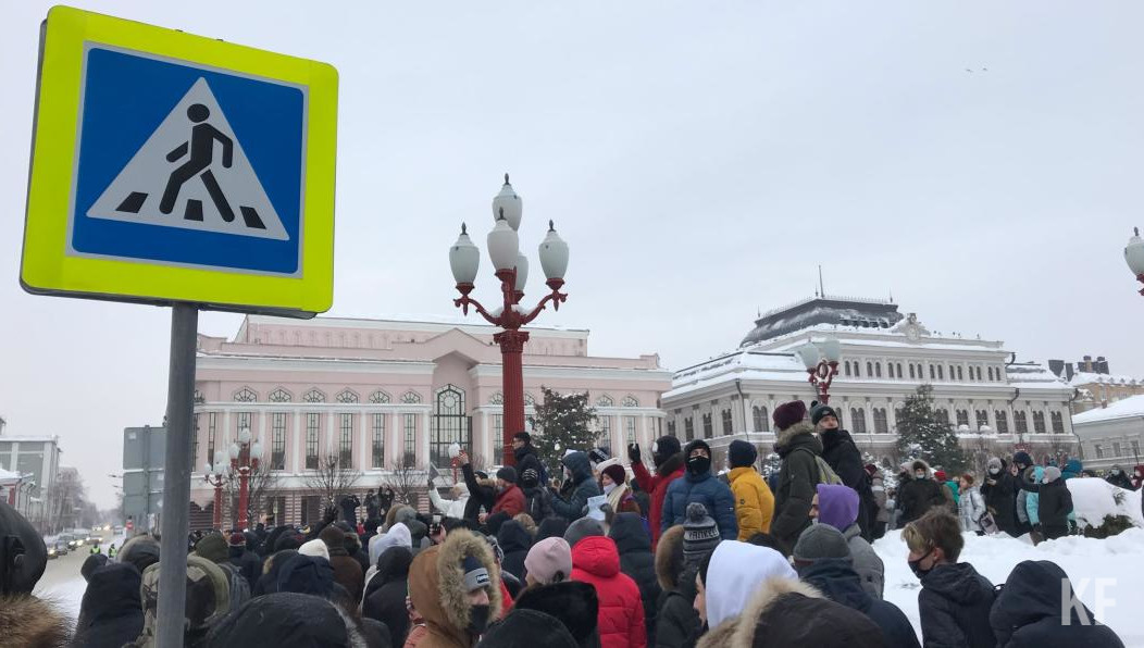 Толпа с улицы Баумана пришла на Площадь Свободы.