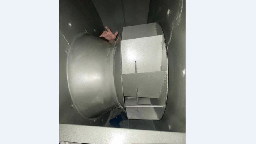 Молодой человек возраста 19 лет залез туда на 17-ом этаже.