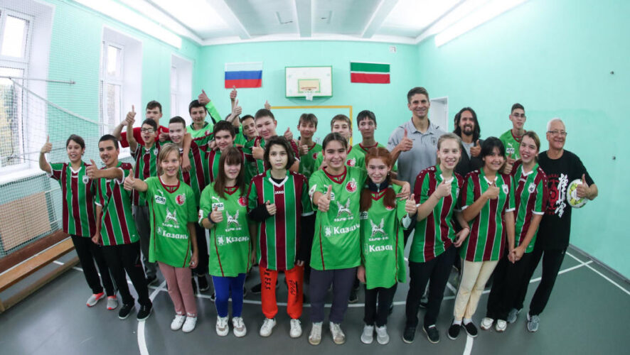 Мартынович и Зотов участвовали в эстафетах и вручили подарки ребятам.