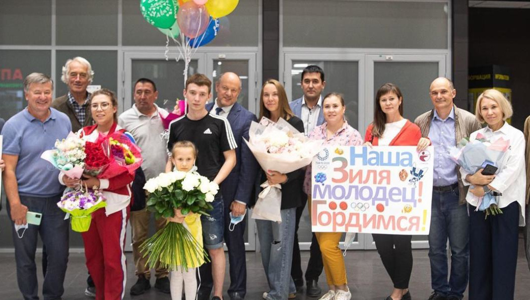 Спортсменку встретили родственники и друзья.