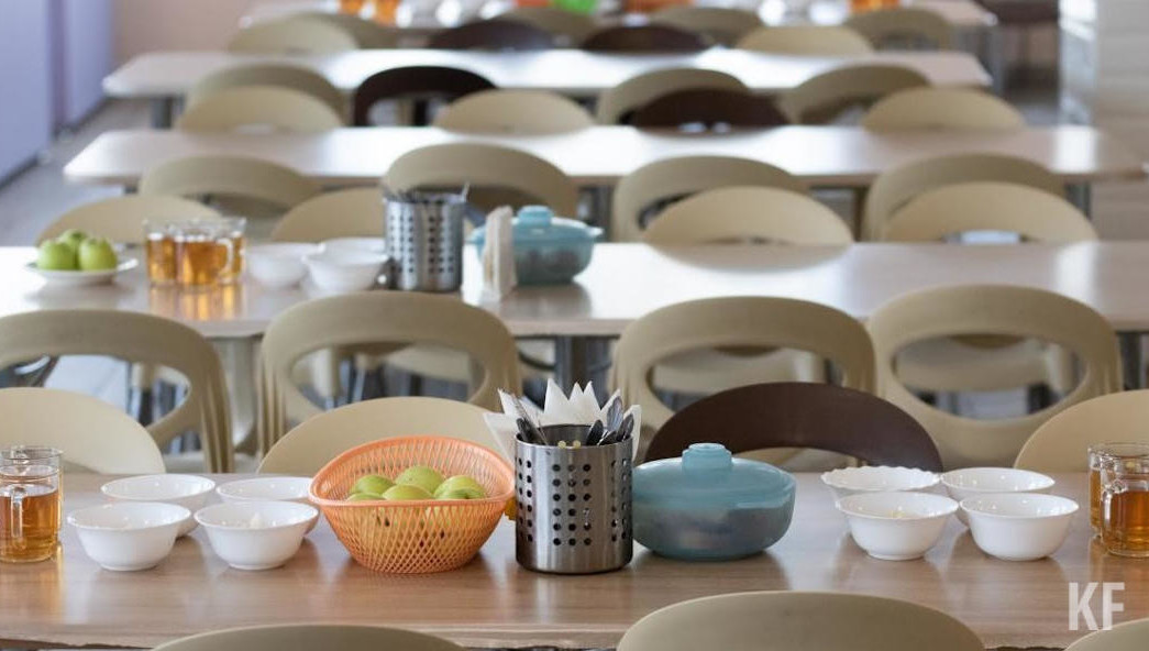 Детей-льготников кормили за отдельным столом и урезанным рационом.