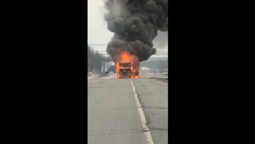 Полыхающий большегруз с белорусскими номерами заметили в Верхнеуслонском районе.