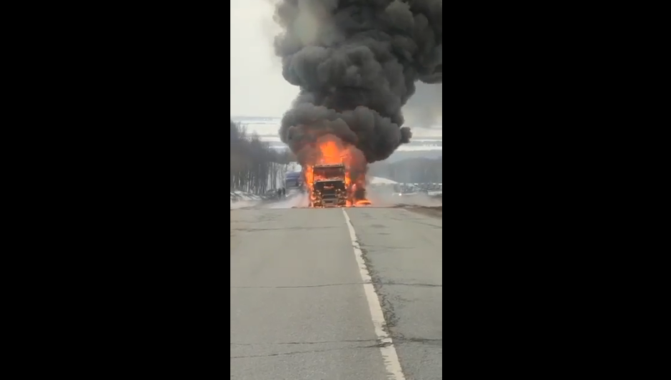 Полыхающий большегруз с белорусскими номерами заметили в Верхнеуслонском районе.