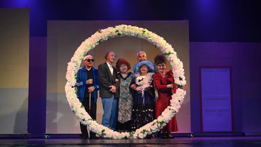 Герои пьесы - Гульжаннат и Фикус не унывают и даже хотят пожениться.