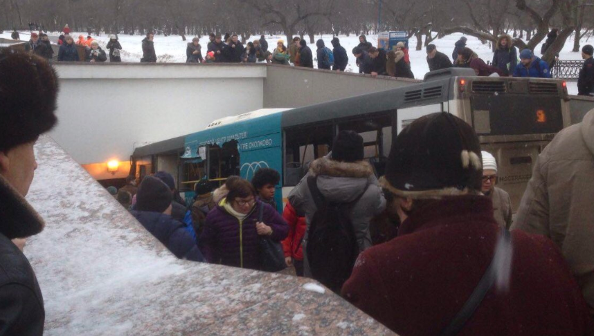 В районе станции «Славянский бульвар» в Москве автобус съехал в пешеходный переход