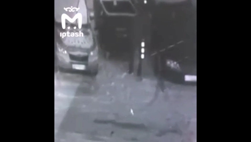 Мужчина поставил свою машину на якобы принадлежащую супругам территорию.