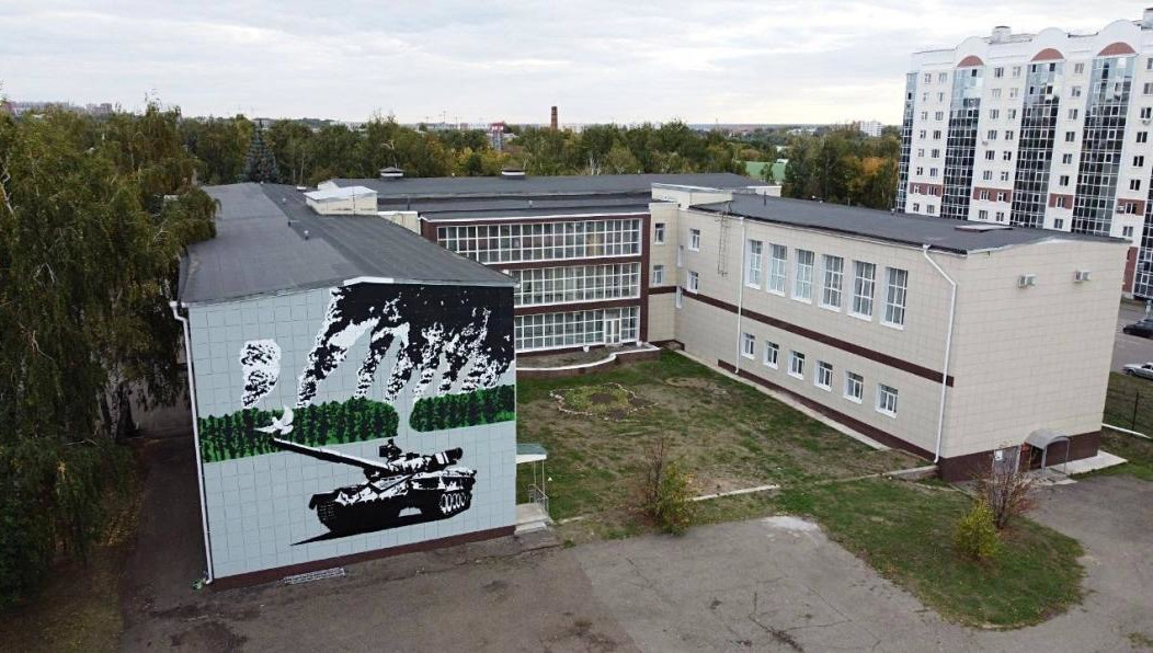 Граффити выполнено в трафаретной технике и в его центре нарисован танк «Алёша».