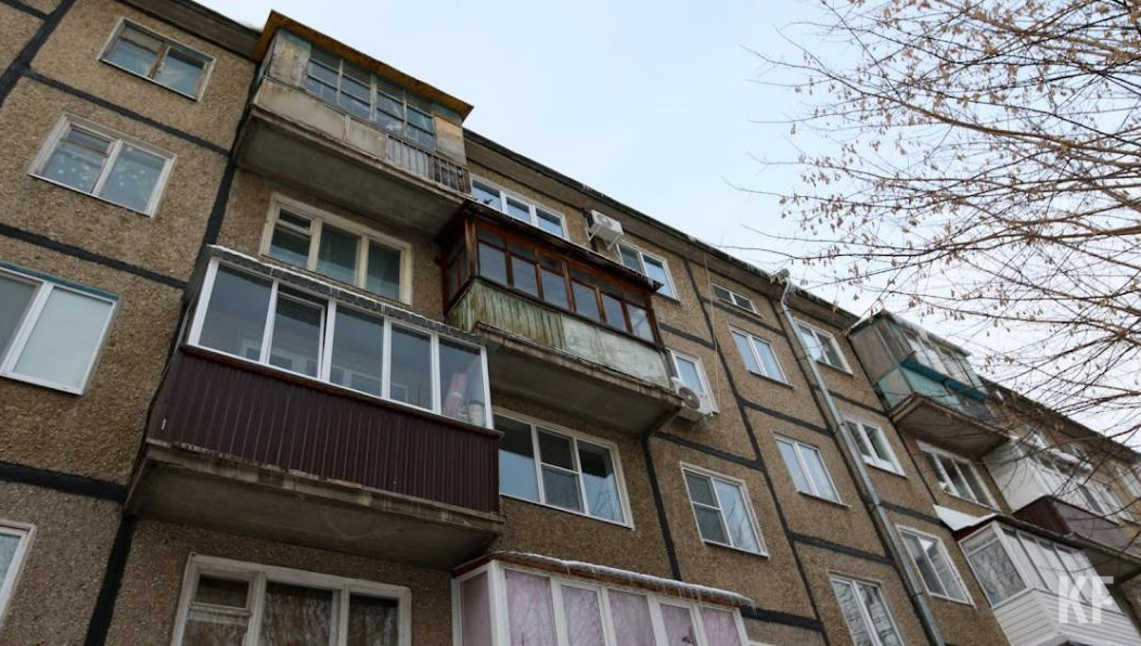 Ранее с навеса на стоявшую под окнами машину рухнула снежная глыба.