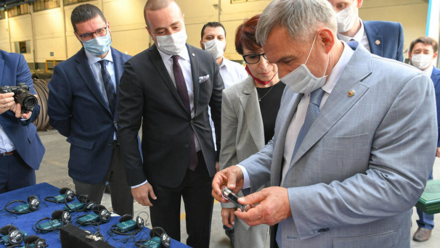 Президент Татарстана знакомился с производством пластиковых труб компании «Эсен Пластик»