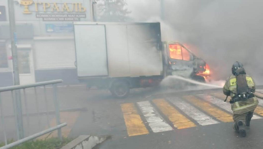 Машина загорелась на ходу.