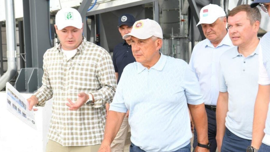 Президенту Татарстана&nbsp;продемонстрировали зерносушильный комплекс SGR 100.