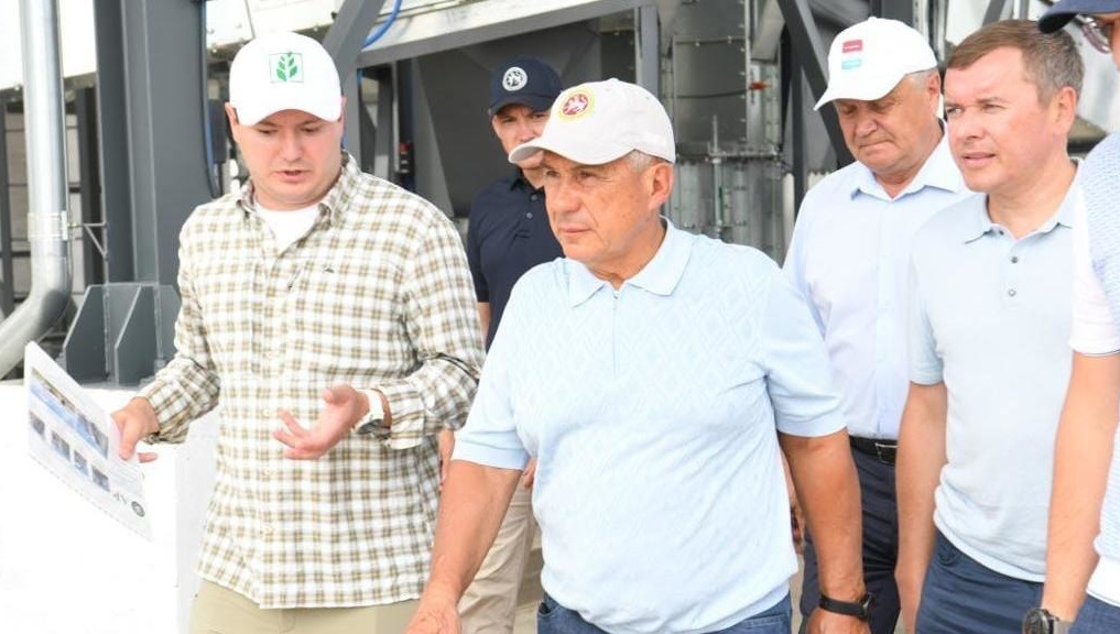 Президенту Татарстана продемонстрировали зерносушильный комплекс SGR 100.