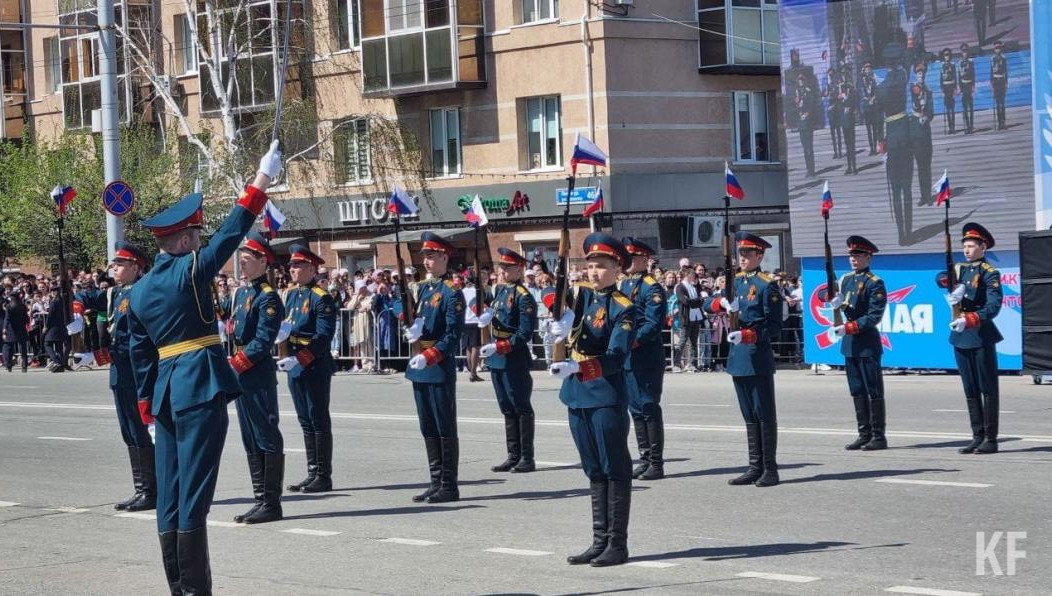 Празднование 9 мая началось с раннего утра у Вечного огня. Выделяем главное из того