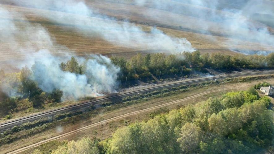Из Бугульмы на борьбу с огнем выехал пожарный поезд.