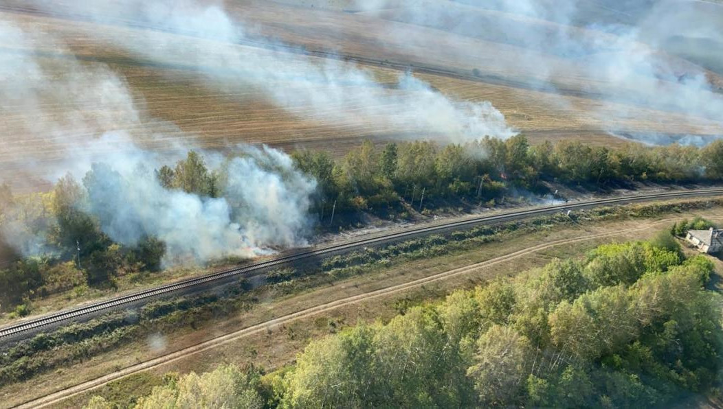 Из Бугульмы на борьбу с огнем выехал пожарный поезд.