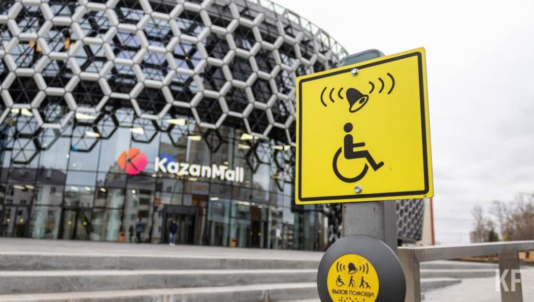 Входные группы в торговых центрах не оборудованы контрастной разметкой.