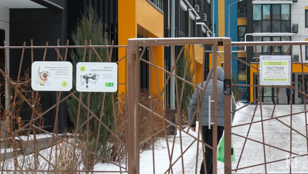 Тело молодого человека в луже крови нашли родственники.