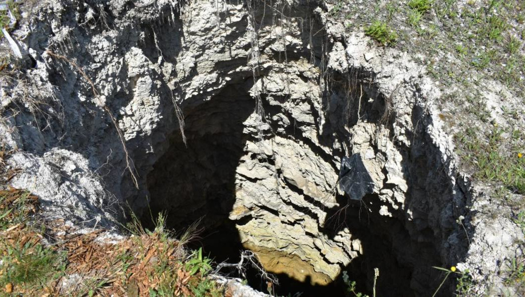 Дополнительная информация о размерах и причинах образования провала не сообщается.